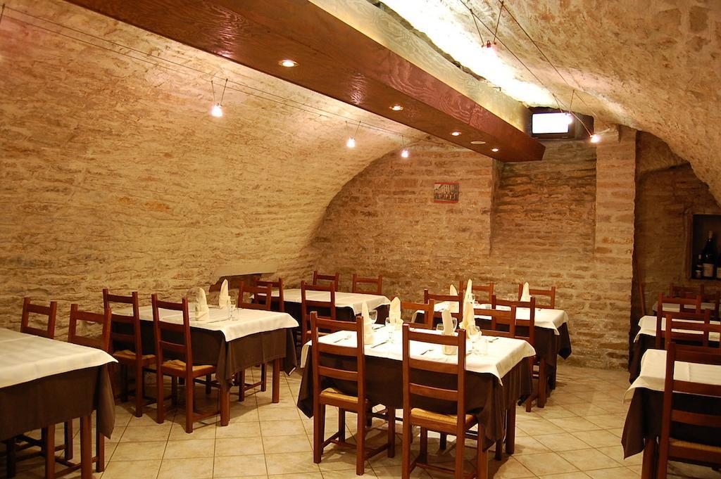 Hotel Du Donjon Champlitte-et-le-Prelot Экстерьер фото